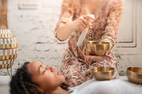 Meinl Sonic Energy Suede Resonant Mallet SB-RM-LE, 20.1 cm — used on the rim of a singing bowl.