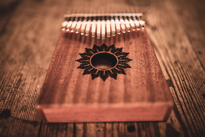 MEINL Sonic Energy Sound Hole Kalimba, 17 Töne, mahogany matte - Musik-Ebert Gmbh